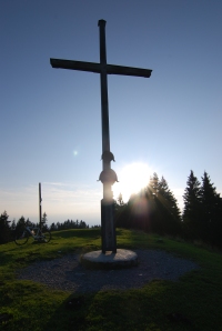 Gipfelkreuz des Zwiesel im Weitwinkel